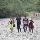 Erick Pacheco (izquierda) junto con su familia ayudó a un venezolano de la tercera edad a atravesar el Darién.
