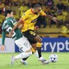 Leonai Souza (d) es uno de las piezas fundamentales que tiene Barcelona en el medio campo.