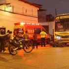 La moto quedó maltrecha tras el choque con el bus.