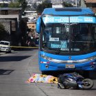 El cadáver quedó cerca del bus. El hombre iba en una moto.