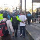 El sujeto arrojó la mochila antes de intentar huir de las autoridades.