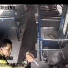 Un sujeto se subió a un bus de la línea 79 y asaltó a los pasajeros.