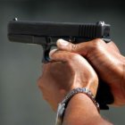 PISTOLA APUNTANDO Y SOSTENIDA POR DOS MANOS.