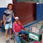 Davis Camacho no olvida sus raíces y ayuda a su padre, Milton, con su trabajo.