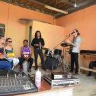 Horchata Latina, en pleno ensayo en el sector de La Ladrillera, al norte de Guayaquil. ‘Full’ cumbias y música tropical.