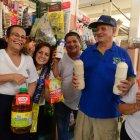 Luly, Elisa Navarro, María Bazurto, también conocida como María La del Barrio, El Oso, Ramón Valdez y la Patucha muestran sus productos.