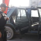 Un vehículo que estaba en el sitio quedó con orificios por las balas.