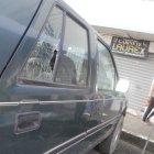 En los carros que estaban estacionados cerca de donde fue el ataque armado podían observarse orificios provocados por los proyectiles.  La tienda también quedó con huecos en las rejas.