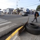 El cuerpo quedó sentado junto a un poste, en el que hay llantas para promocionar el servicio de la vulcanizadora en la que trabajaba.