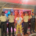 Foto del presentador con agentes de la policía.