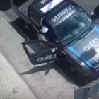 El momento que supuestamente un agente de la AMT de Quito es sobornado.