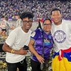 Bryan Jiménez (i) junto a su madre y hermano, Gonzalo Plata.