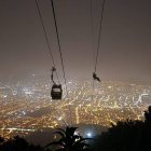 Especialistas en rescate auxiliaron a los atrapados en las cabinas suspendidas.