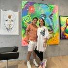 Coco Valdez y su esposa Emi en una de las galerías de Dubái con sus obras.