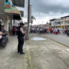 El cuerpo del estudiante fue cubierto con una sábana.