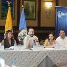 Luis Chonilli (c) en rueda de prensa, en el Bankers Club de Guayaquil.
