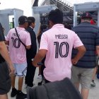 En Miami, varios hinchas ya lucen el uniforme de Inter Miami con el nombre Messi.