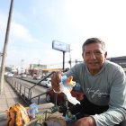 Gregorio Palma lleva  40 años vendiendo sus pasteles de lunes a viernes.
