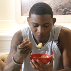 Michael Morales disfrutó de un encebollado junto a EXTRA.