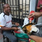 a historia de Hansel Zurita, la voz que despierta el hambre del guayaco.