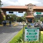 Los guardias reforzaron las medidas de seguridad para el ingreso de visitantes. Por aquí huyeron los delincuentes.