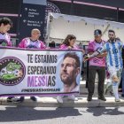 Los fanáticos esperan con ansias la llegada del astro argentino.