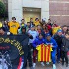 Hinchas de Barcelona respaldaron al equipo en su entrenamiento