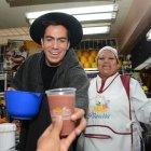 El Champ probó el jugo levantamuertos de Pilar Simbaña, popular juguera del mercado Iñaquito.