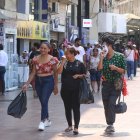 El mimo Yen se le cargó a esta transeúnte, quien se rió con su imitación.