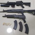 Se incautaron varias armas de largo alcance.