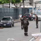 Agentes policiales llegaron al sitio para recabar indicios e investigar lo sucedido.