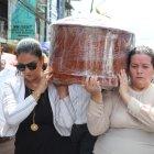 Pamela Álava (derecha) entre quienes cargaron el ataúd con los restos de Rider Sánchez.