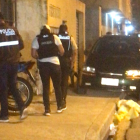 La zona fue acordonada por policías para poder realizar sus labores.