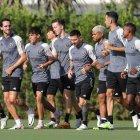 Lionel Messi entrenando con dos ecuatorianos a los costados, Leonardo Campana y Dixón Arroyo.