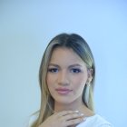 Sella el maquillaje. Rocía agua mineral para que no se corra.