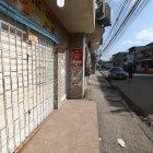 El cadáver de la madre quedó fuera de una tienda, que pertenece a los padres de la fallecida, indicó un policía.