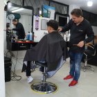 Carlos Romero trabaja desde hace 7 años en su peluquería, en Solanda. Considera que es un barrio peligroso, pero él se dedica a lo suyo.