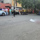 El hombre quedó tendido en la calzada y su cuerpo fue tapado con una sábana hasta que llegara una unidad móvil de Medicina Legal a retirarlo.