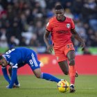 Tras su buena temporada con el Brighton, Moisés Caicedo (d) ha estado en la mira de clubes grandes de Inglaterra.