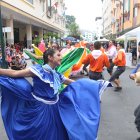Grupos folclóricos se llevaron aplausos del público que acudió hasta el centro porteño.