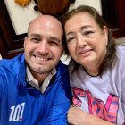 El alcalde Agustín Intriago junto a su mamá.