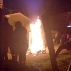 Parroquiano de Baños, en Cuenca, quemaron motos de presuntos antisociales.