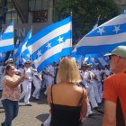 Familias están alegres por el desfile en honor a Guayaquil.