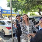 Saludos y abrazos para Marciana Valdivieso cuando ingresaba a los pasillos municipales.