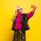 A medida que pasan los años, debes proporcionarle a la piel la hidratación que ya no puede conservar por sí misma.