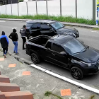 El momento en que los sujetos intentan forzar las puertas de la casa para secuestrar a su víctima.