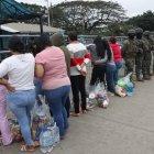 Familiares esperan a que los dejen ingresar con víveres para sus reos.