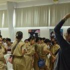 La psicóloga Najah Zouein en una charla interactiva con alumnos de la ANG sobre el manejo de sus emociones.