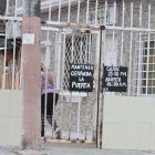 En un callejón cercano adonde mataron a cuatro personas el 18 de julio, moradores colocaron letreros para pedir el cierre de la puerta e indicar el horario en que estará con seguro.