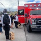 En el último hecho delictivo, el pasajero de un bus resultó con heridas en la espalda. Paramédicos lo atendieron.